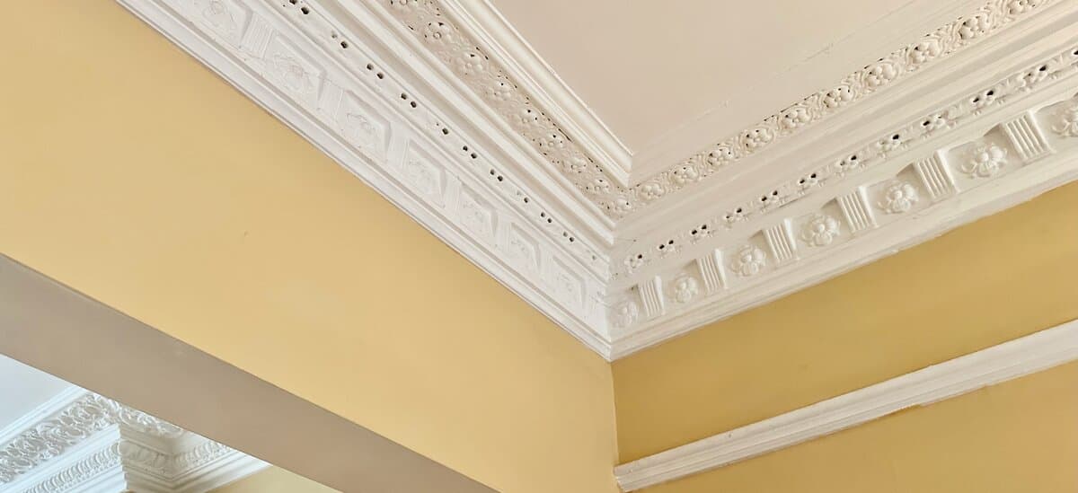 Well-preserved cornice adorning the main living space