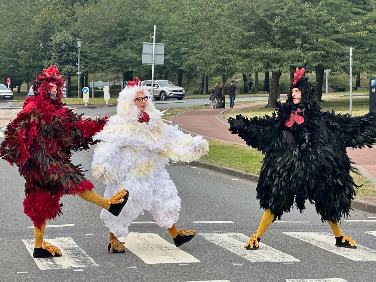 Edinburgh Festival atmosphere - street performers and festival spirit